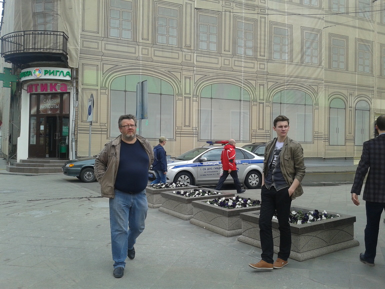 цветы он не дарит девчатам