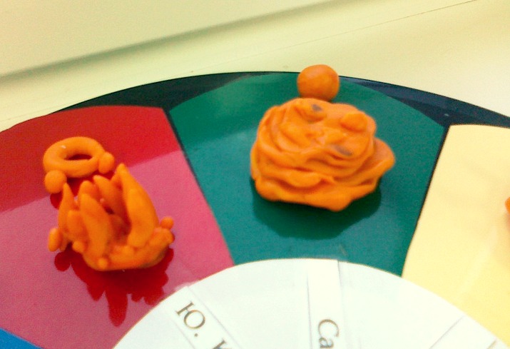 Дом на прищепке и слоеный пирог.