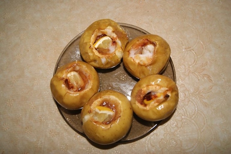 Запеченные яблочки с корицей и лимоном