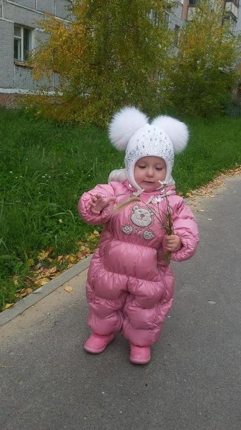 Моя малышка любит цветочки.