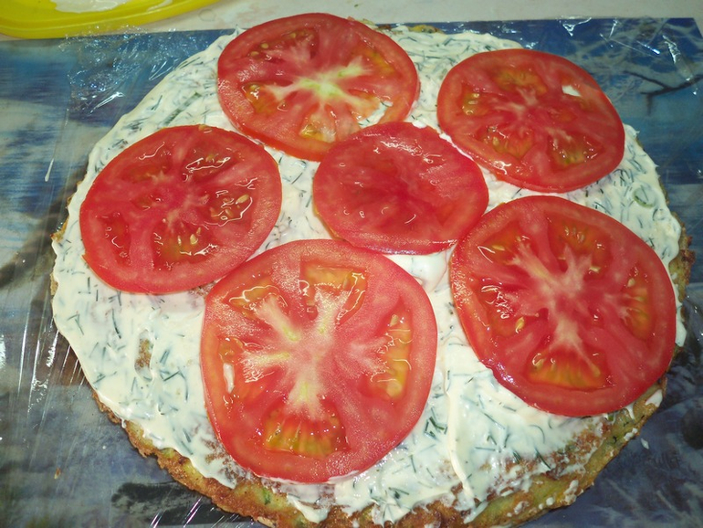 Кабачковый торт с грибами и помидорами.