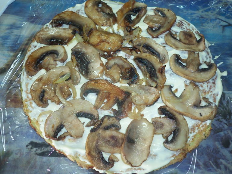 Кабачковый торт с грибами и помидорами.