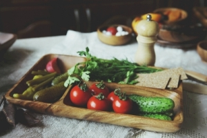 Миски, менажницы, тарелки и подносы...