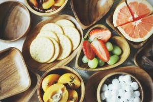 Миски, менажницы, тарелки и подносы...