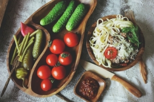 Миски, менажницы, тарелки и подносы...