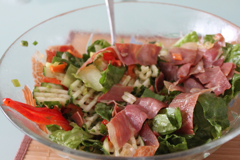 Вкусный салатик с хамоном.