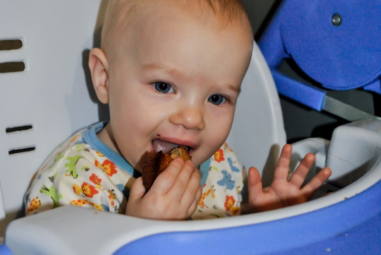 Готовим с детьми. Капкейки с изюмом и орехами.