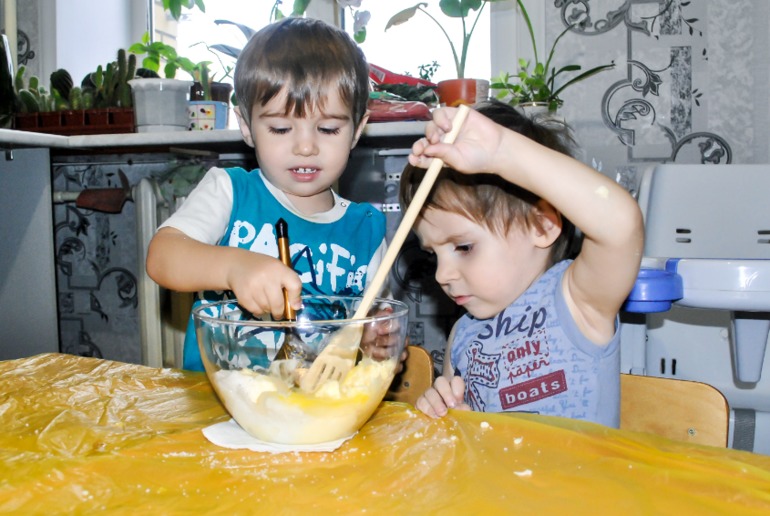 Готовим с детьми. Капкейки с изюмом и орехами.