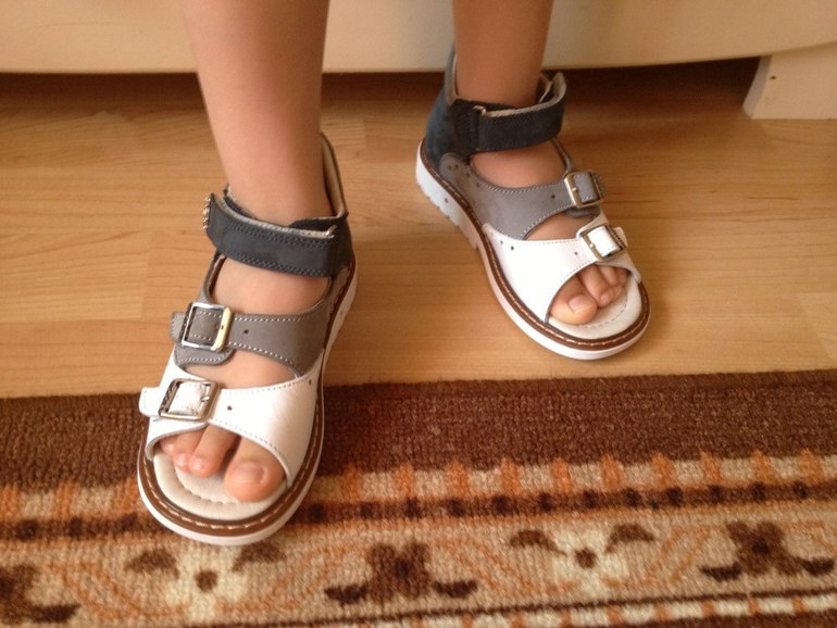 Скажите пожалуйста нам большиваты сандалии?