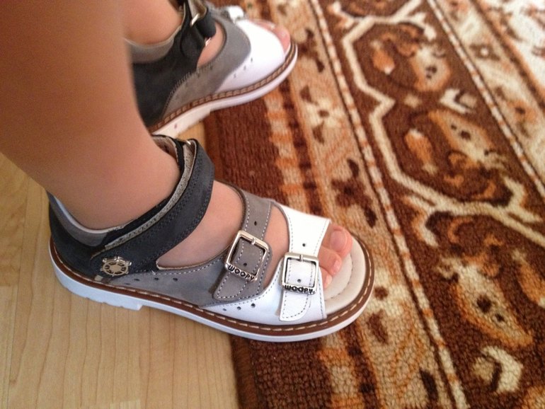 Скажите пожалуйста нам большиваты сандалии?