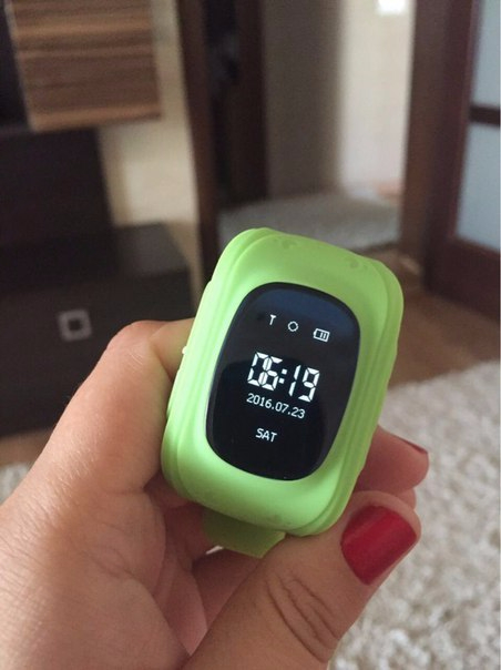 ЧАСЫ С GPS МАЯЧКОМ ДЛЯ ДЕТЕЙ . Цена 2990 руб руб ХАРАКТЕРИСТИКИ ЧАСОВ::  Вы всегда сможете видеть в реальном времени на своем телефоне или планшете где находится Ваш ребёнок;   Функция "ПРОСЛУШКА" (скрый звонк) можете слушать что происходит вокруг ребёнка и он не будет об этом знать (очень удобно когда вы переживаете за то как с вашим ребёнком обращается няня, или воспитатели в детском саду);   Вы можете позвонить ребёнку прямо на часы (в часы вставляется сим-карта); Ребёнок с часов может позвонить Вам;  Часы всегда на руке.  При снятии часов с руки вы получите уведомление    Конопка "SOS" на часах. Вы сразу же узнаете, если ребенку нужна помощь;   Функция гео-забора, вы можете отметить территорию, и если ребёнок выйдет из заданной территории Вам на телефон придёт уведомление (Определяются координаты ребёнка в любой точке мира); -Поддержка ОС: iOS 7.0 и выше, Android 4.0 и выше -Водонепроницаемость: Устойчивы к воздействию бытовой влаги: капли воды, брызги -Датчик снятия с руки, встроенный динамик, микрофон, акселерометр, GPS и GSM антенна -SIМ-карта: Микро-SIM -Процессор: МТК 6261 364MHz -Дисплей: 0.64” OLED-дисплеем 128x64 -Операционная система: МТК G -Язык: Русский, English -Размеры: 31х52х11.8 мм -Батарея: 400mAh литий-ионный полимерный аккумулятор 3.7V -Связь: GSM, GPRS -Bluetooth: BT 3.0, BT 4.0 -GPS, AGPS, LBS