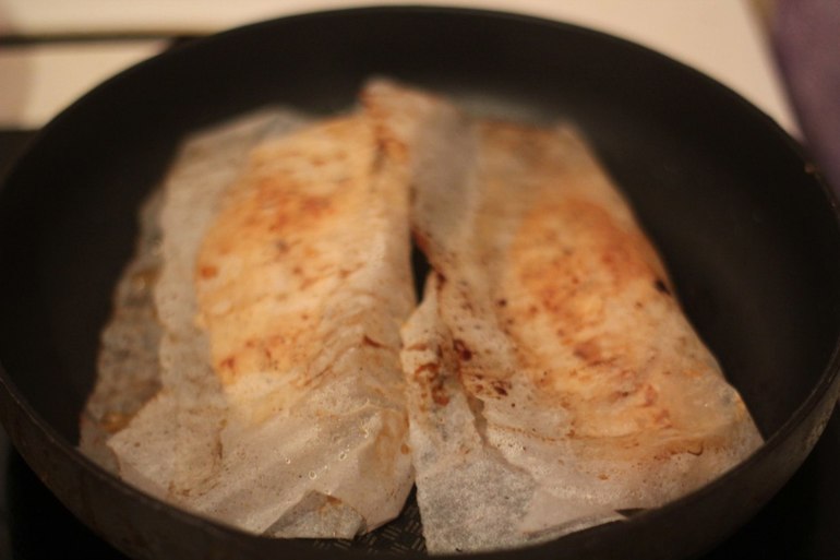 Как пожарить рыбу на пергаментной бумаге на сковороде