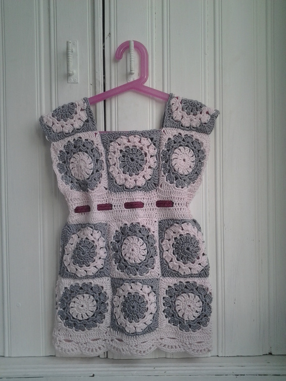 Платье для дочки из квадратных мотивов