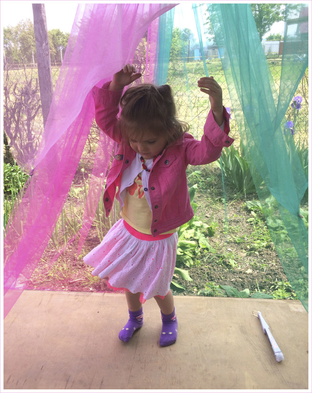 Сцена для юной артистки