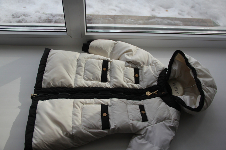 Moncler (ы) на 3 года и комплект на 8 лет.