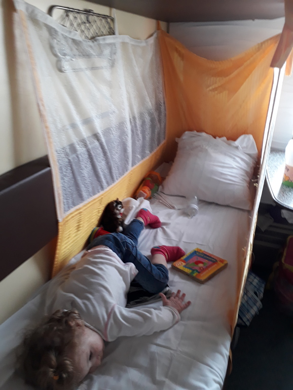 Легкие путешествия с детьми : как сшить манеж для поезда за два часа