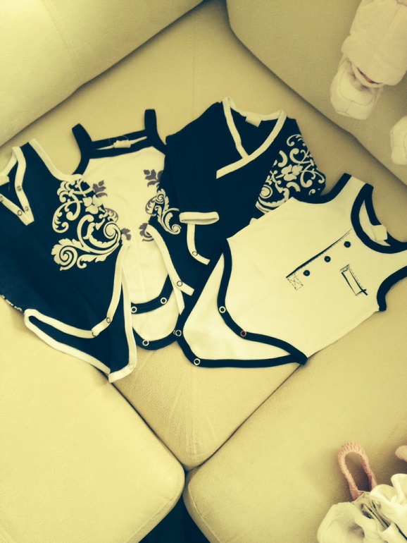 Одежда для малыша на 2-6 месяцев и первые игрушки