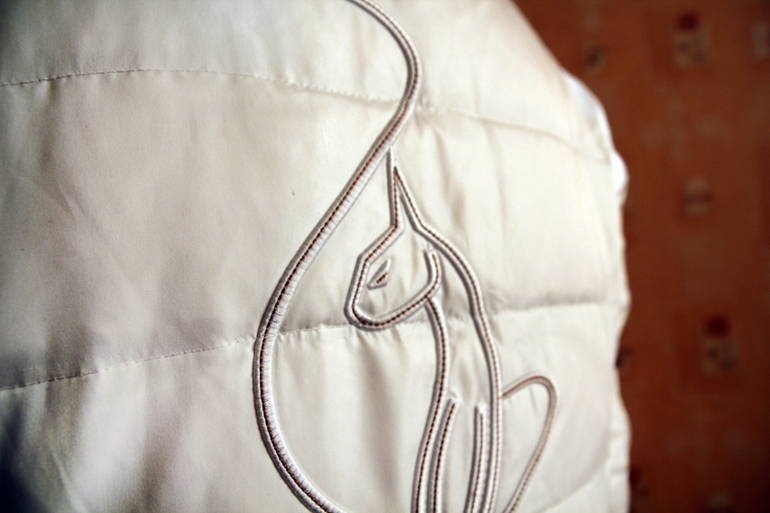 белый пуховик Baby Phat 3 тыс. руб.