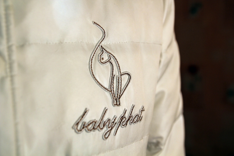 белый пуховик Baby Phat 3 тыс. руб.