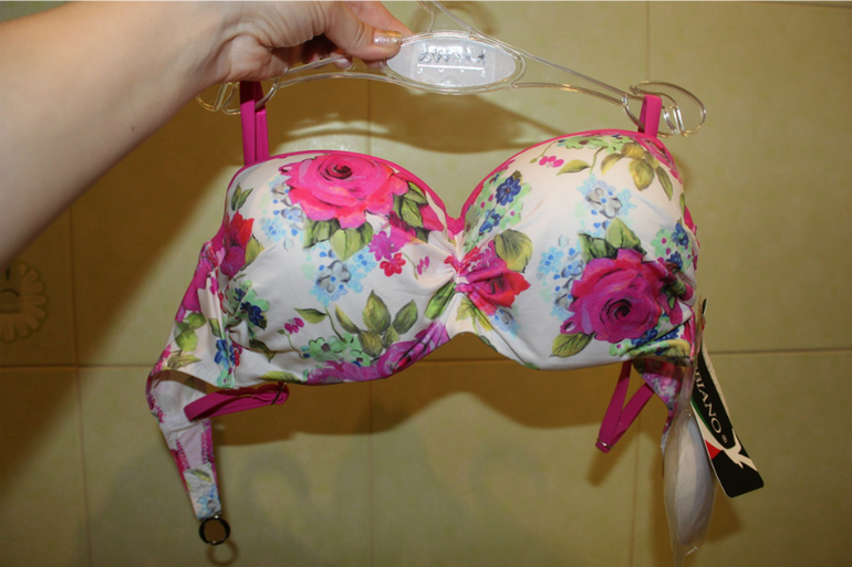 Пристраиваю купальник Польша. Размер 46. Заказывала трусиками, пришли с завязками(((