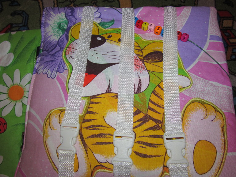 3 развивающие книжки.