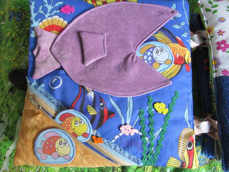 3 развивающие книжки.