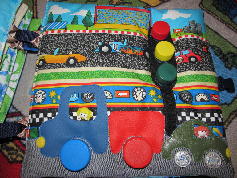 3 развивающие книжки.