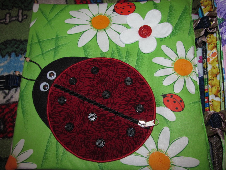 3 развивающие книжки.