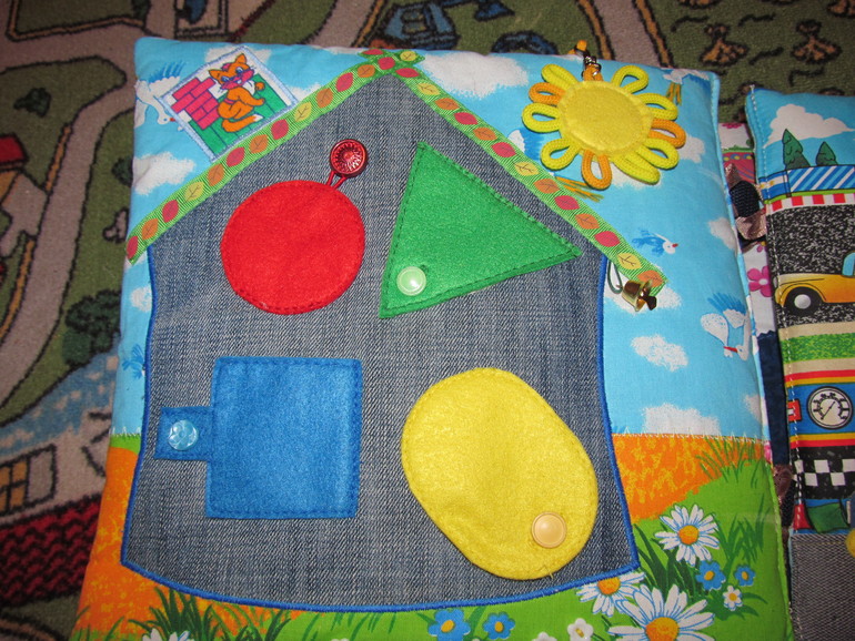 3 развивающие книжки.