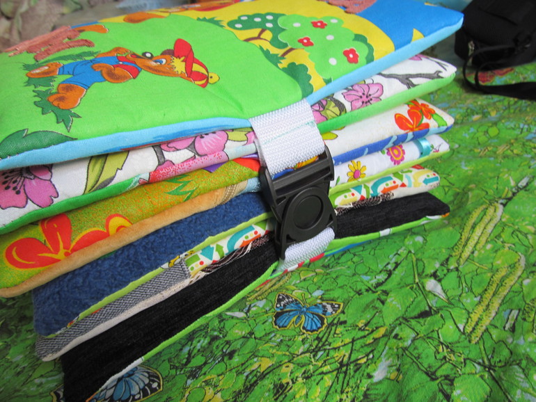 3 развивающие книжки.