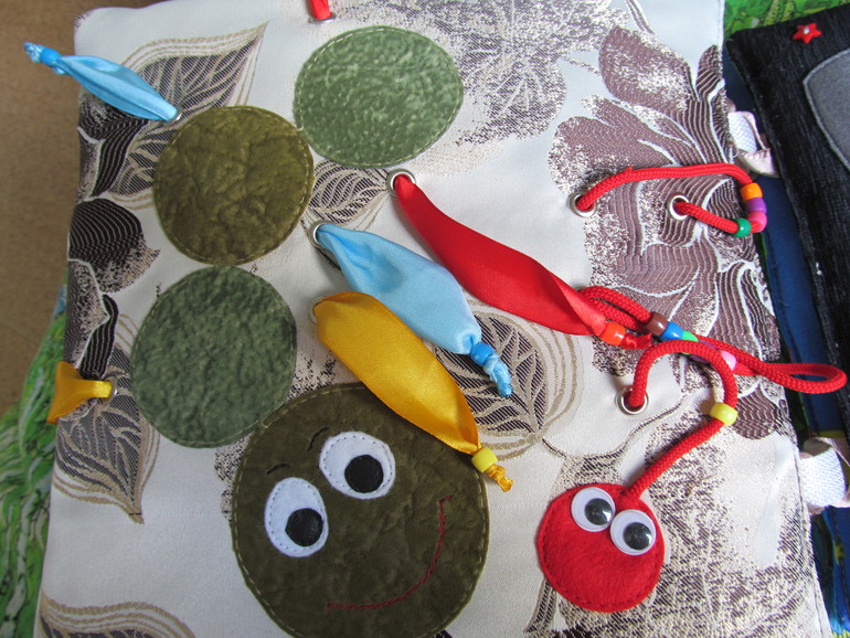 3 развивающие книжки.