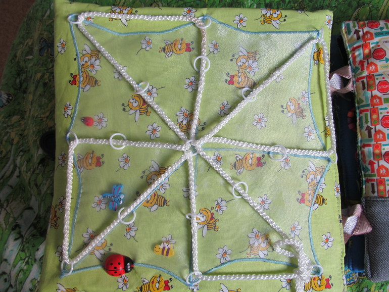 3 развивающие книжки.