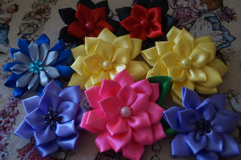 Аксессуары для волос в стиле Канзаши. В наличии и на заказ.