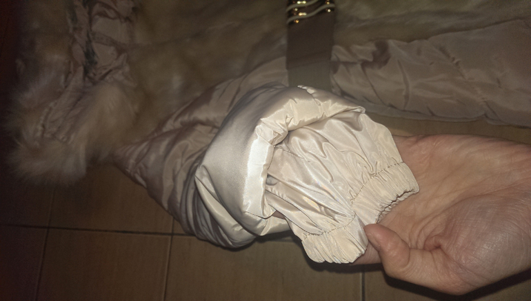 В наличии! Длинная, зимняя курточка на молнии с капюшоном - 2600руб.