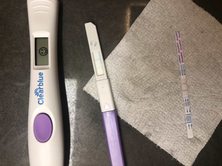 5 мая. Продолжаем получать позитив овуляция тест 7 день. Голубой тест clearblue за $50 стал тоже показывать позитив! Хотя вчера с похожими полосками смайлика не было. 
*Вчера писала не на совсем раннюю мочу.
Делаю тест на беременность 9 мая. Держим кулачки.
