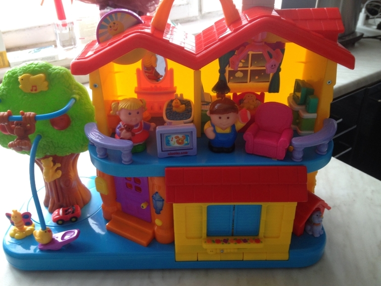 Продаю занимательный дом Kiddieland и Столик Chico-modo