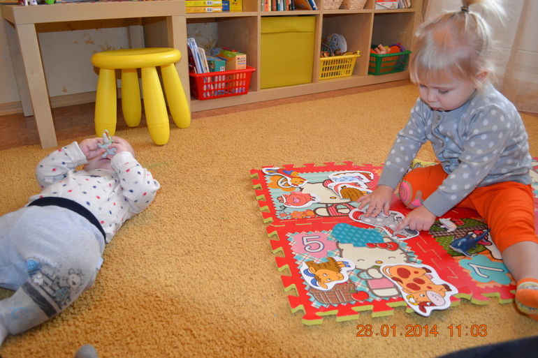 Один день из жизни .Детки-погодки.