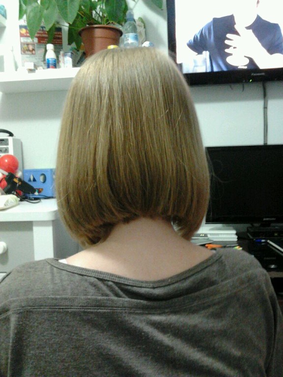 подстриглась