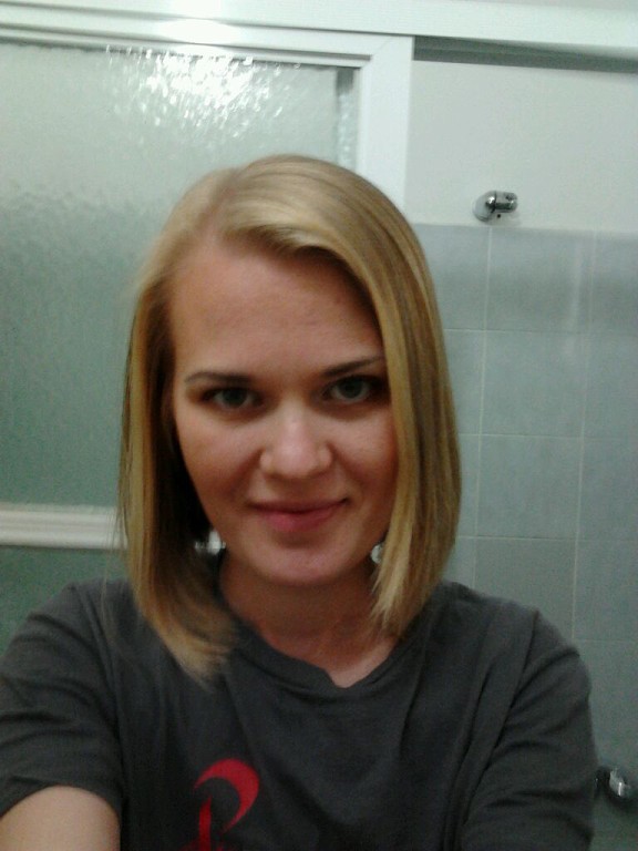 подстриглась