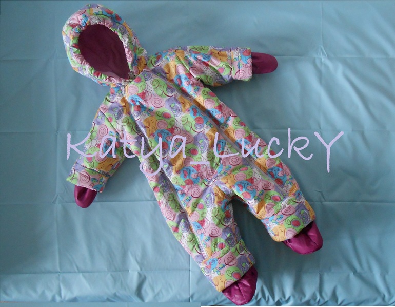 Комбинезон для малышки + утепленные варежки и пинетки