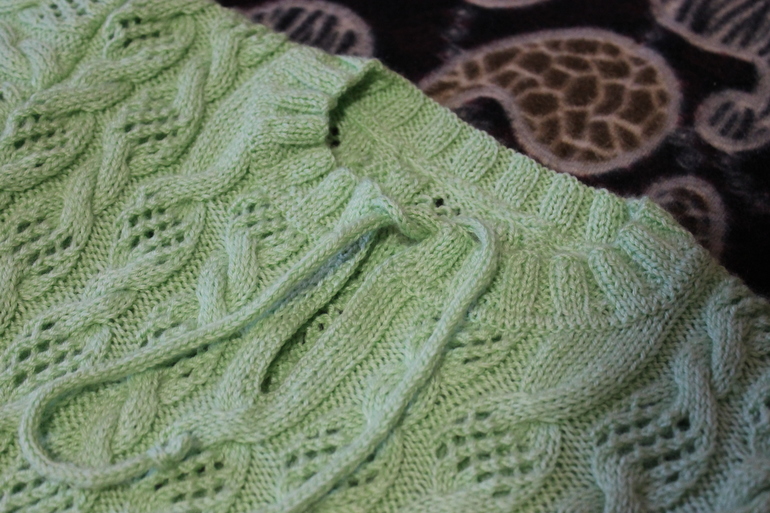 Пуловер цвета киви