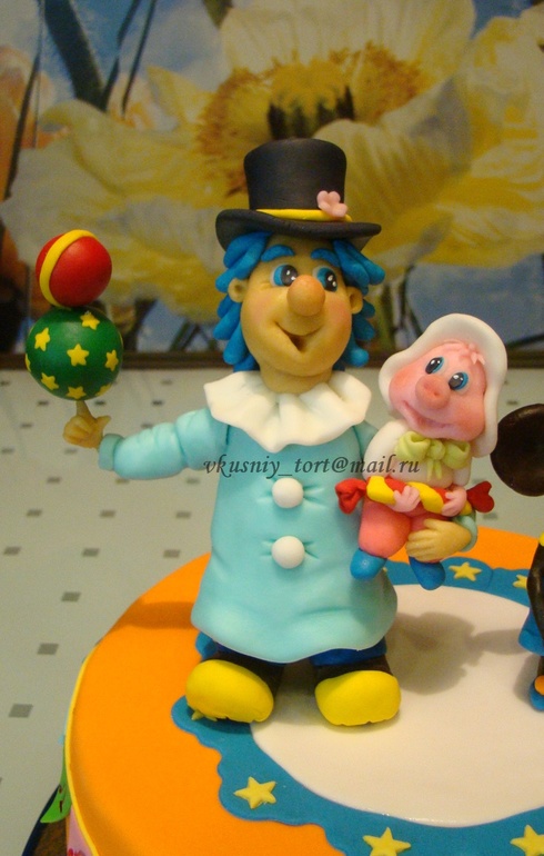 Торт с Фунтиком, фокусником Мокусом и обезьянкой Бамбино.