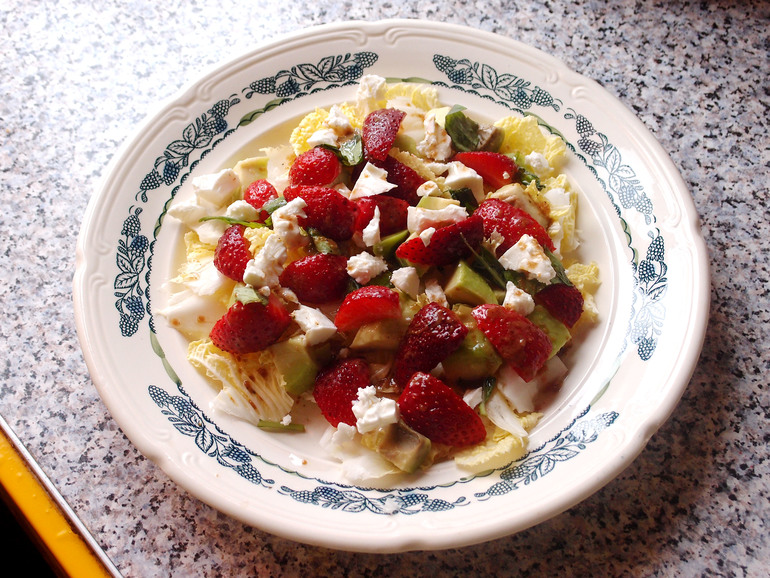 Салат с клубникой, брынзой и базиликом
