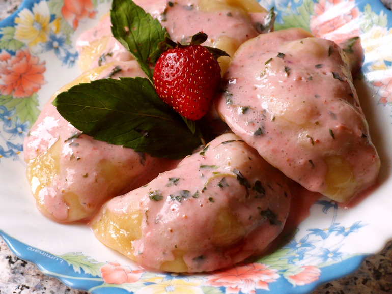 Вареники с клубникой и клубнично-мятным соусом