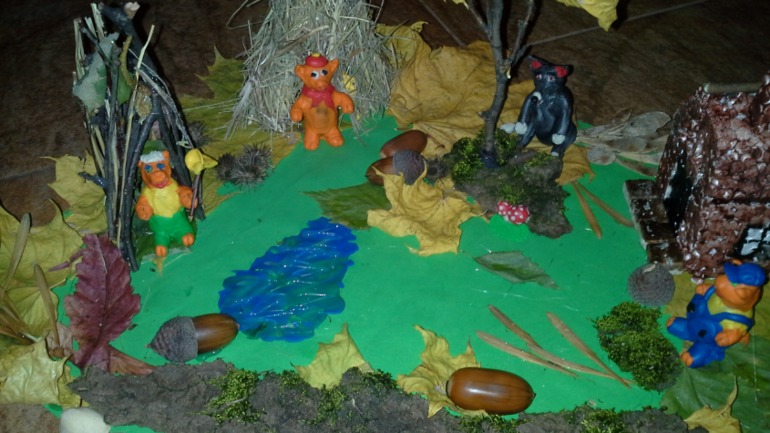 Поделки для дет садаПапа делал вместе с Марусей, фантазия разошлась)))))) а я только волка слепила и шалаш из веток, остальное Миша сделал сам, клеевой писталет, теперь любимая игрушка.