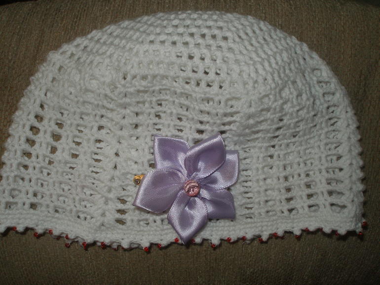 Шапочка для девочки и два бантика для нее