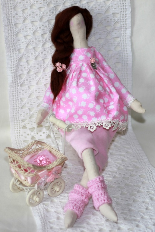 Беременная тильда в розовом