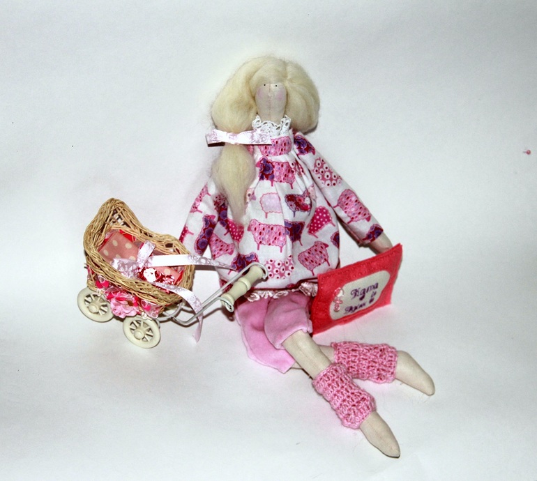 Блондинка с пузиком