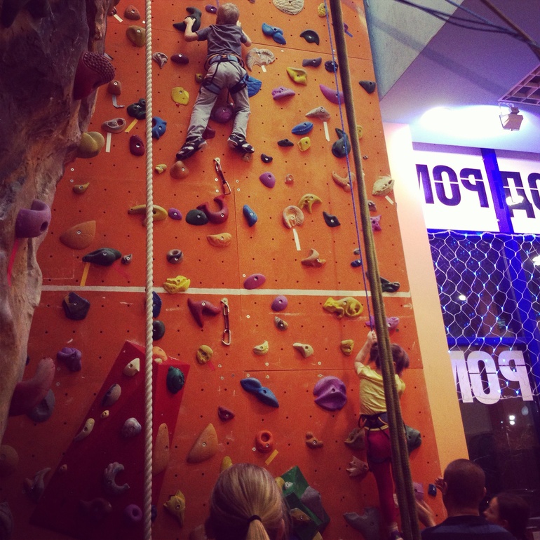 Выходные с детьми на скалодроме