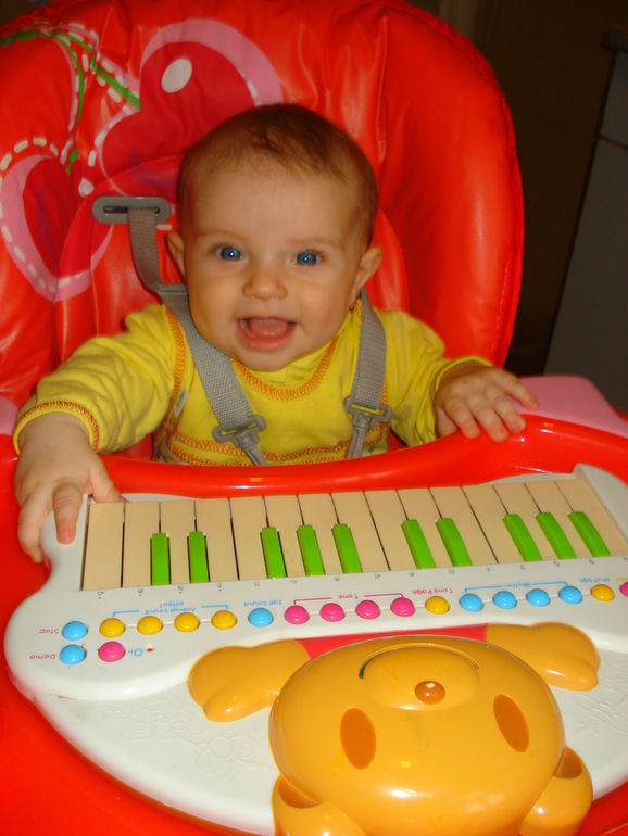 Приучаю к музыке))